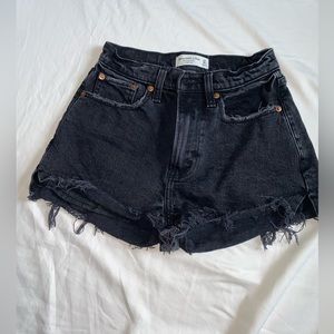 ABERCROMBIE&FITCH high rise “The Mom Short” curve love (24) (00). Black